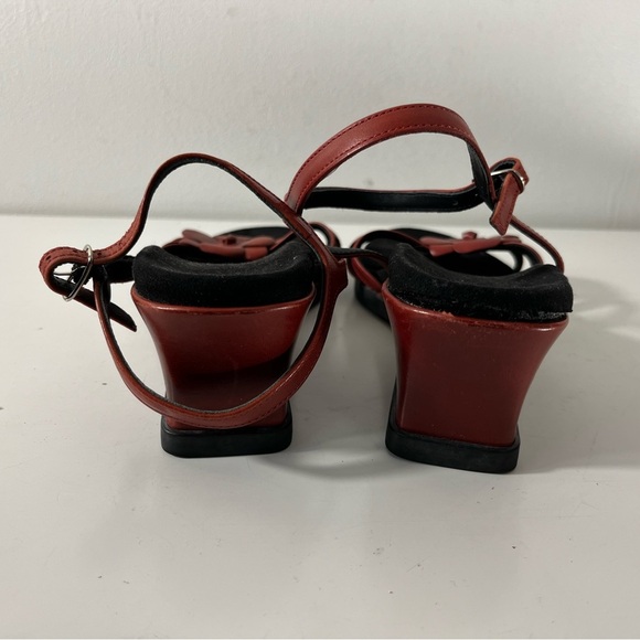 Mephisto Womens Sz 38 EU 7 US Wedge Heel Flower  Sandals Red Black Leather - Picture 2 of 8